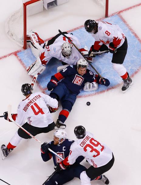 Hockey. World Cup Of Hockey 2016. Canada-Stati Uniti. A terra l&#39; americano T.J. Oshie circondato dai giocatori canadesi. Toronto, Canada. (Afp)